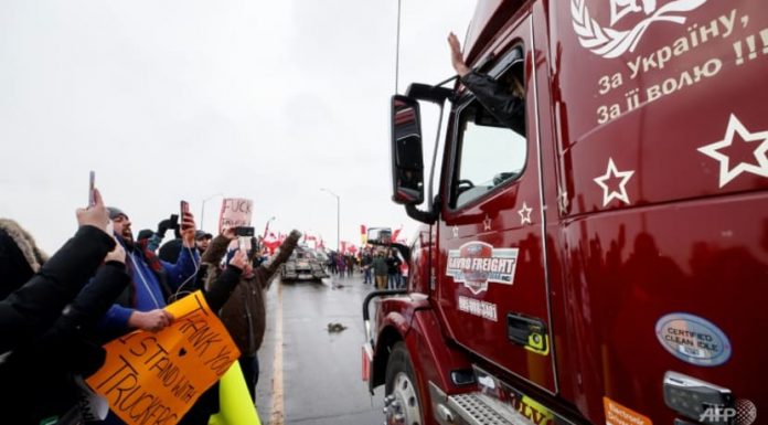 canadian truck drivers protesting over Omicron mandate