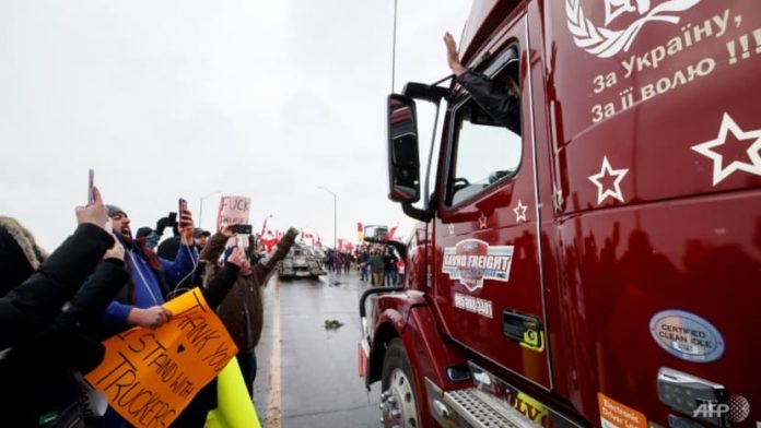 canadian truck drivers protesting over Omicron mandate